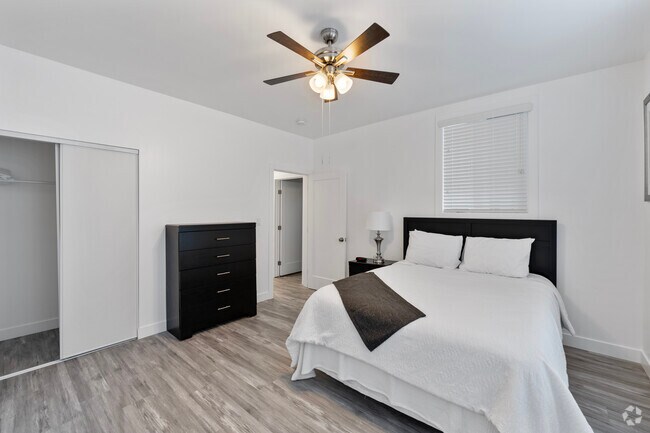 2HAB, 2BA - 900 ft² - Oak Street Apartments