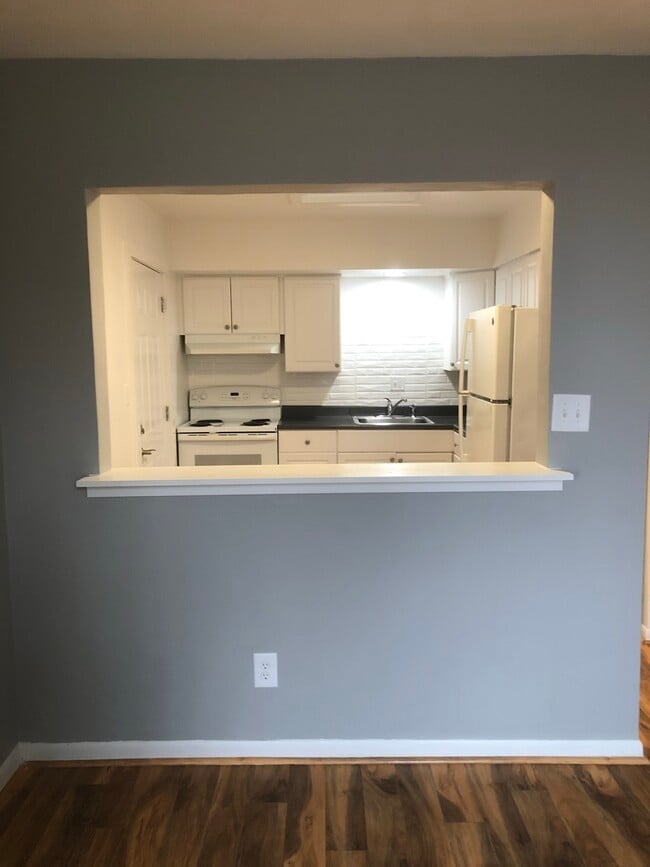 Building Photo - 905 Main St