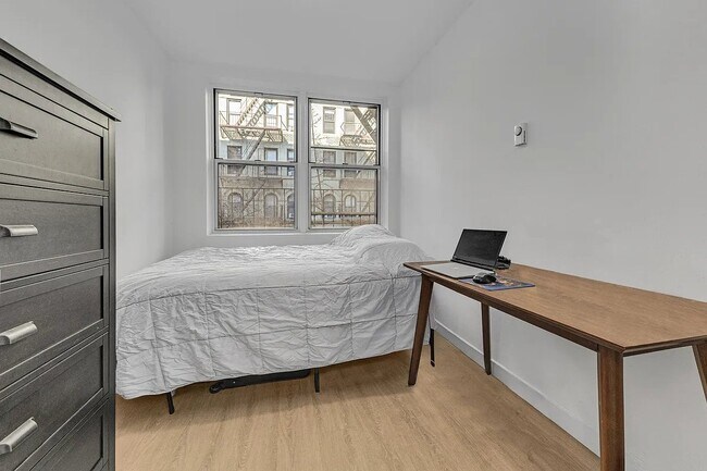 Foto del edificio - 228 E 25th St