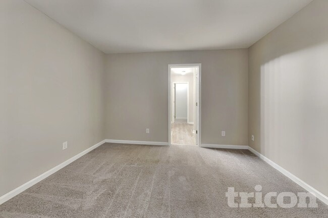 Building Photo - 1042 Sutherland Dr
