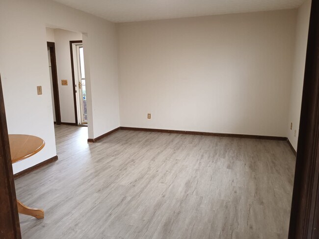 Foto del edificio - 812 Linworth Rd E