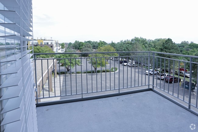 2BR, 2BA - 1018 SF - Emery West Highland