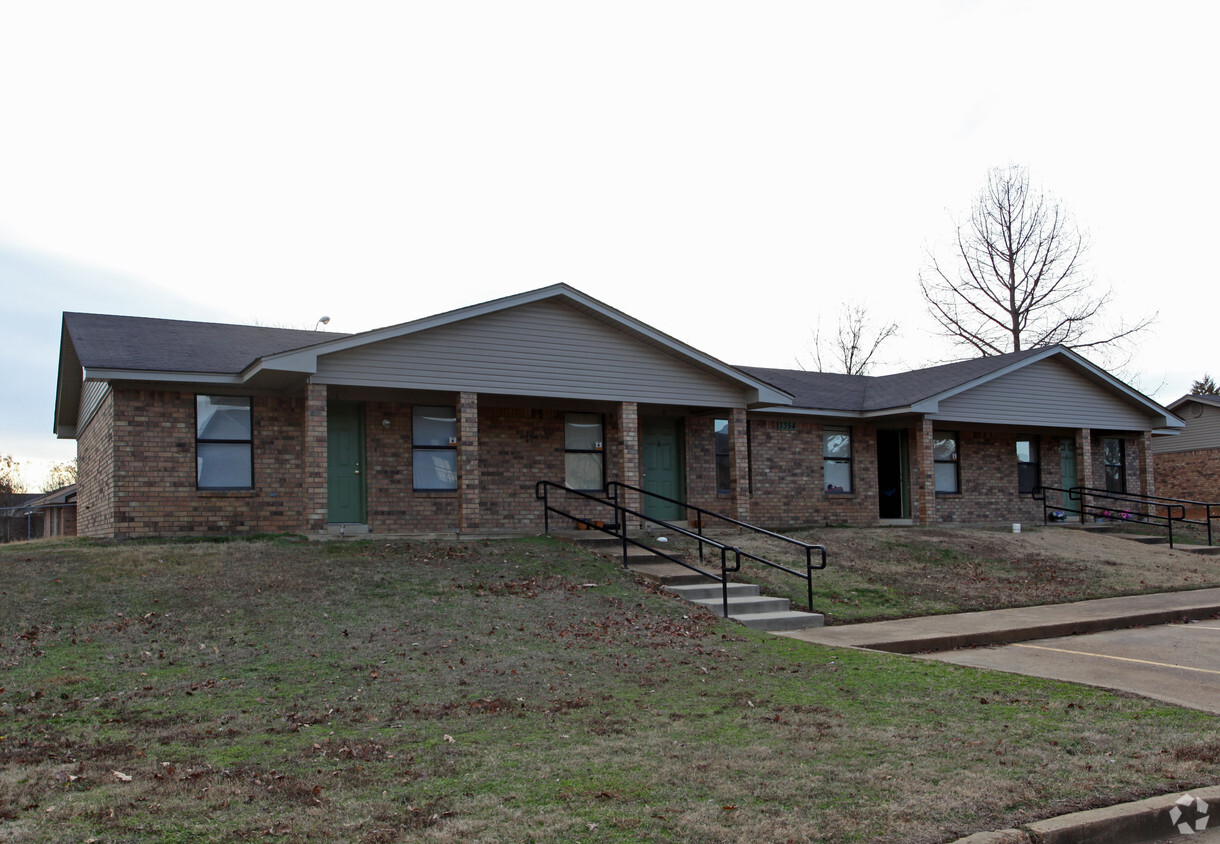 Building Photo - Parkway Place Apartments