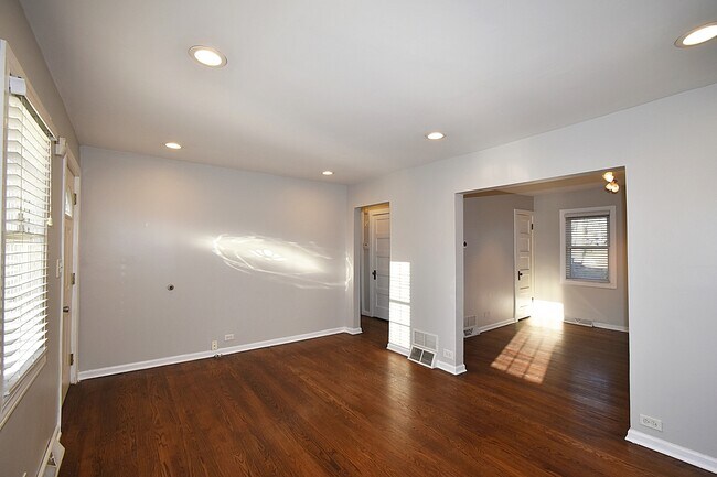 Building Photo - 159 Oakwood Dr