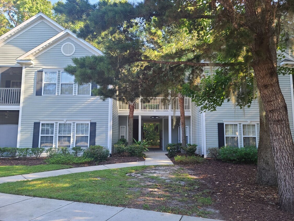 Foto principal - Spacious low maintenance living in a conve...