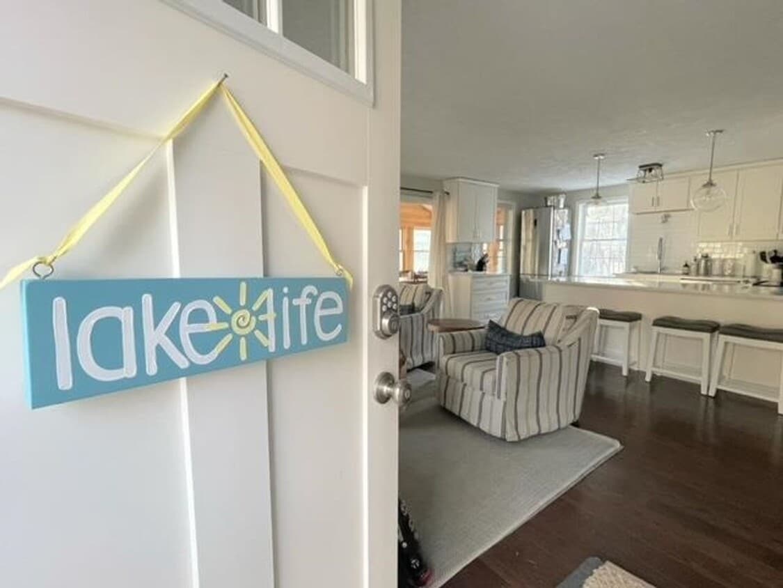 Primary Photo - **WINTER RENTAL** Ready For Move In Now!