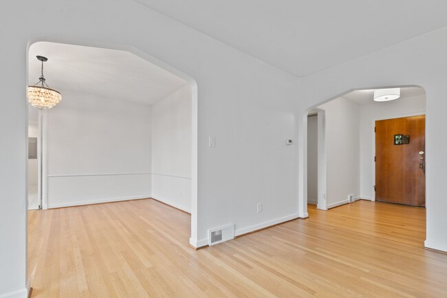 Building Photo - 4 Bd / 2 Ba Seattle Home