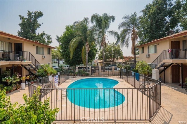 Foto principal - 4830 Canoga St