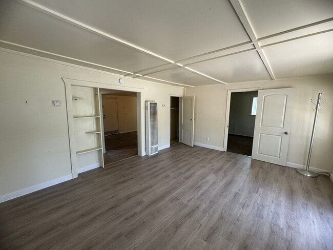 Building Photo - 2 Bedroom Home With A Spacious Yard