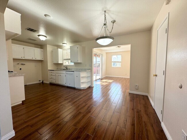 Foto del edificio - AVAILABLE NOW!! 3 Bed / 2 Bath Home in Des...