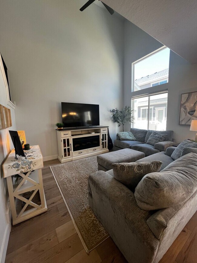 Building Photo - Beautiful Vinyard Townhouse