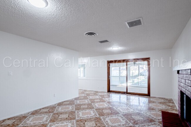 Foto del edificio - 3 Bedroom/2 Bath Home with Solar - $2100 Per Month!