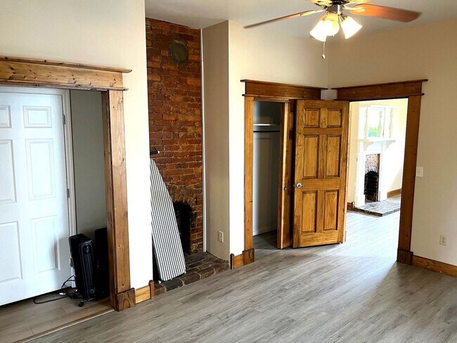 Foto del edificio - Cozy 2bed 1bath Duplex w/ Private Backyard | The Nations