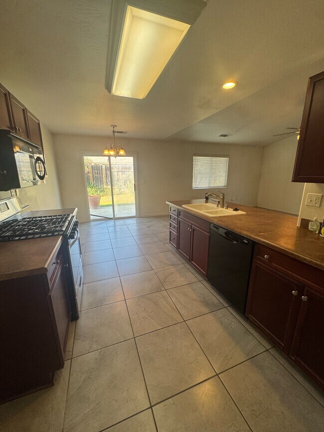 Foto del edificio - 5802 Ashintully Ave