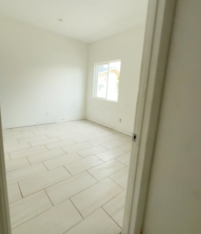 Building Photo - 127 E 11th St