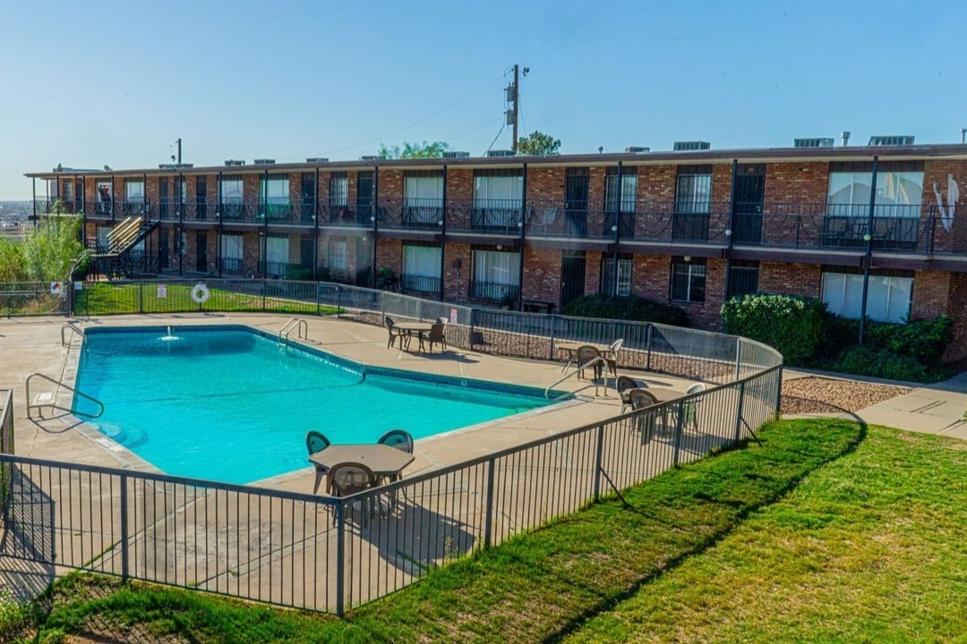 Primary Photo - Diplomat Apartments