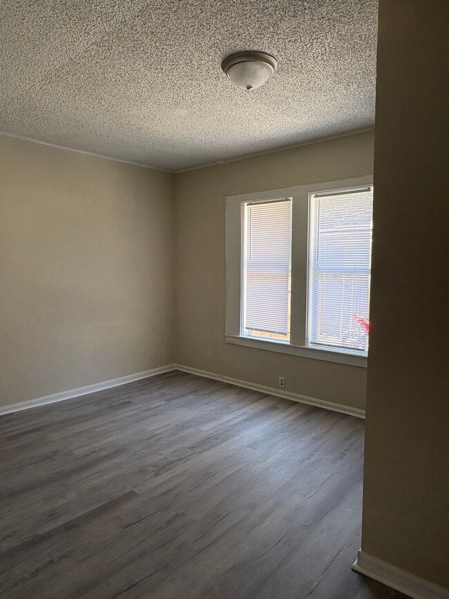 Building Photo - Single family home 5bed/3bath $1800/month ready now!