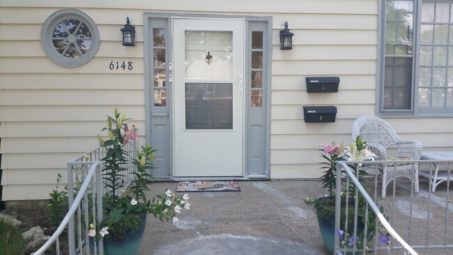 Entrada principal - 6148 Winthrop Ave