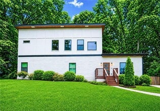 Building Photo - 3040 Valley Cir