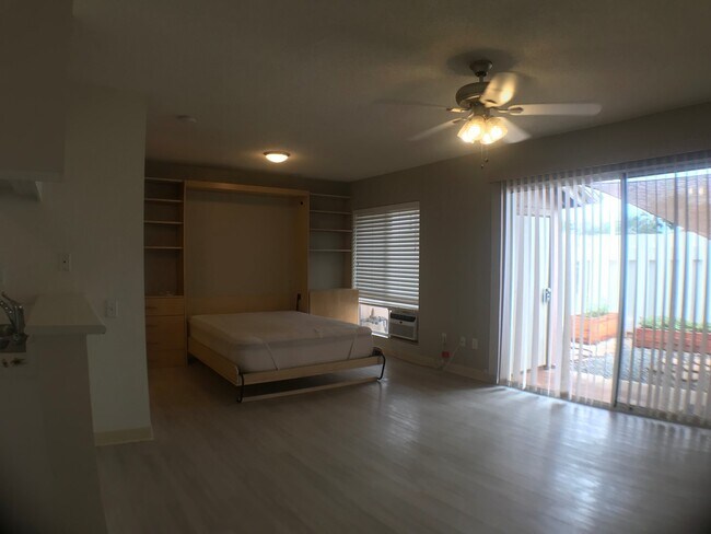 Foto del edificio - Large Studio, 1 Bath, 1 Parking at CORONADO!