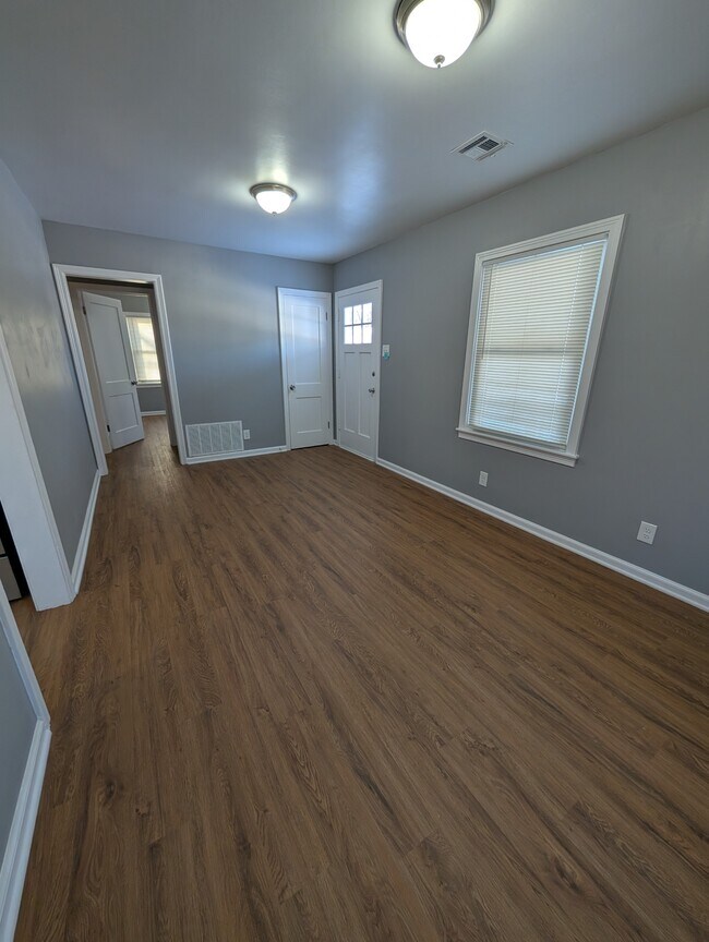 Building Photo - 117 SW Hillside Ave