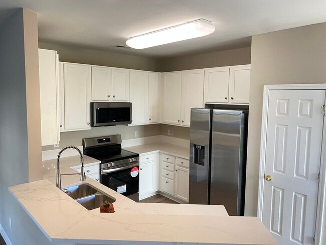 Foto del edificio - Three Bedroom Townhome In Caldwell Station With primary Bedroom On Main