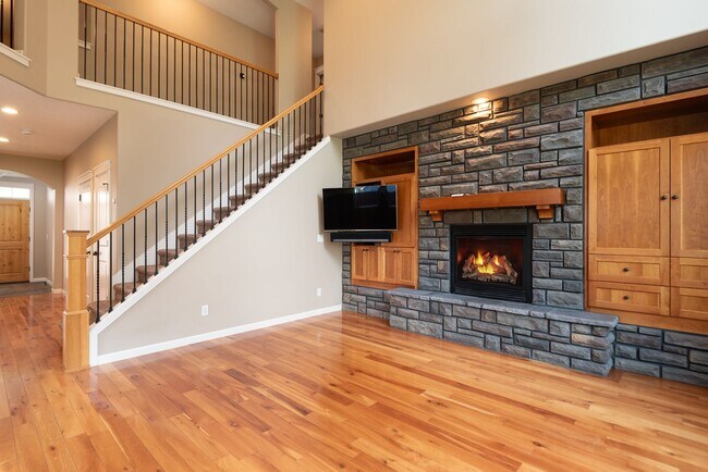 Foto del edificio - 4-Bedroom Home Near Pine Nursery Park Smart Upgrades & Spacious Yard