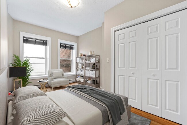 Huge MBR with desk/study area, large wall closet - 881 Harrison Ave