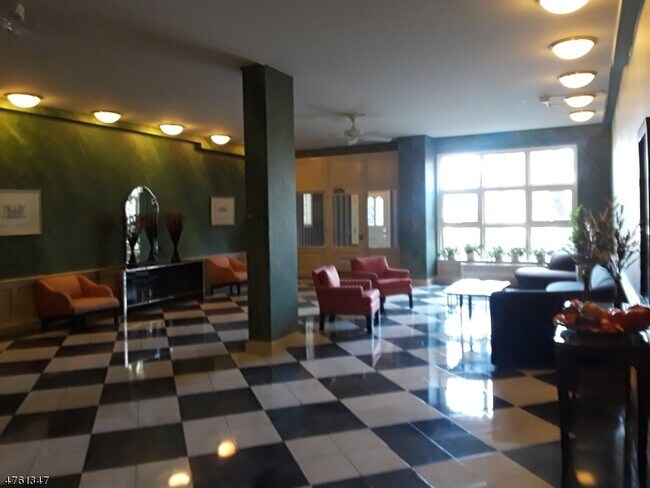 Foto del edificio - 5 Roosevelt Pl