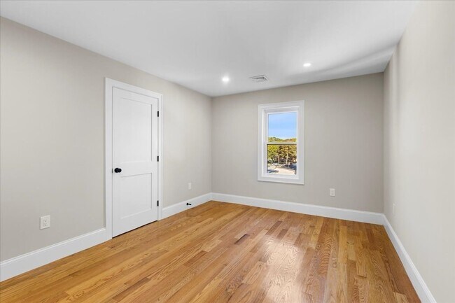 Building Photo - 31 Woodale Ave