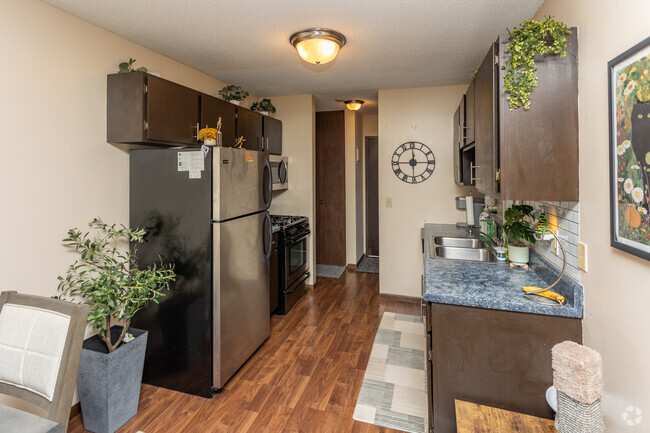 1BR, 1BA - 787SF - Cocina - Cedars of Edina Apartments