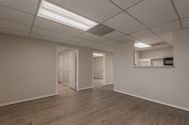 Building Photo - 626 University Ave