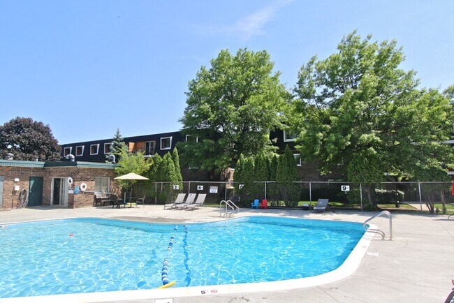 Building Photo - 3221 W Parkway Dr