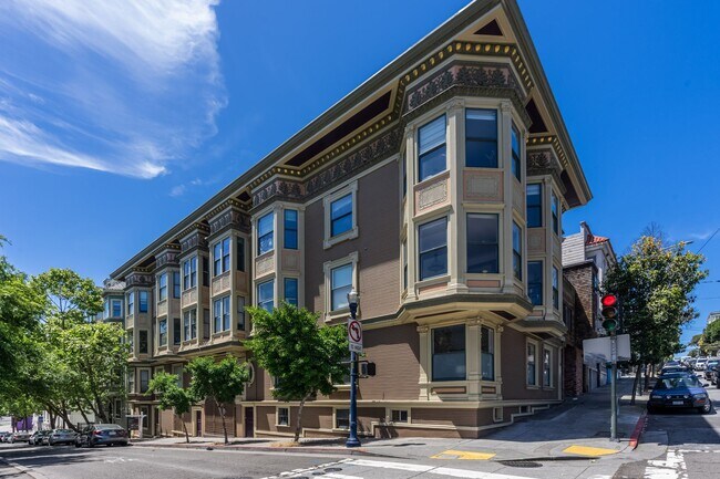 Building Photo - Elegant 4BR/2BA Full Floor Luxury Flat! La...