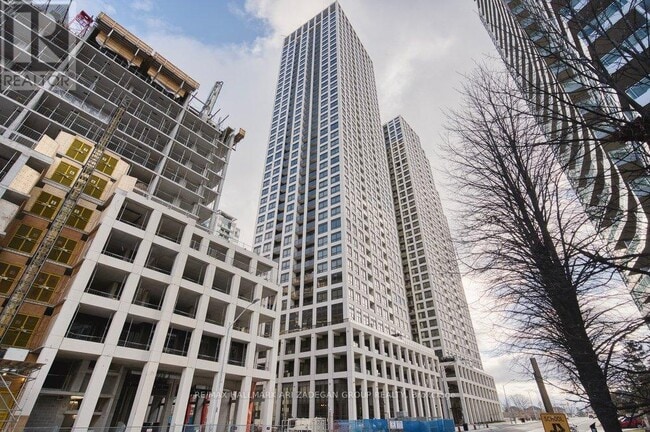 Photo du bâtiment - 30 Elm Dr W