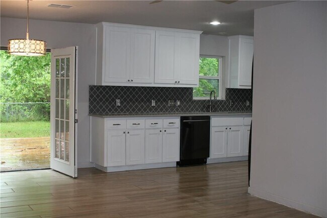 Building Photo - 1413 Broadmoor Dr