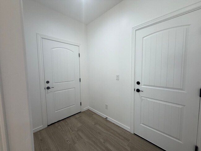 Foto del edificio - Brand-New 3-Bedroom Duplex with Modern Finishes and Private Backyard in Bullhead City!