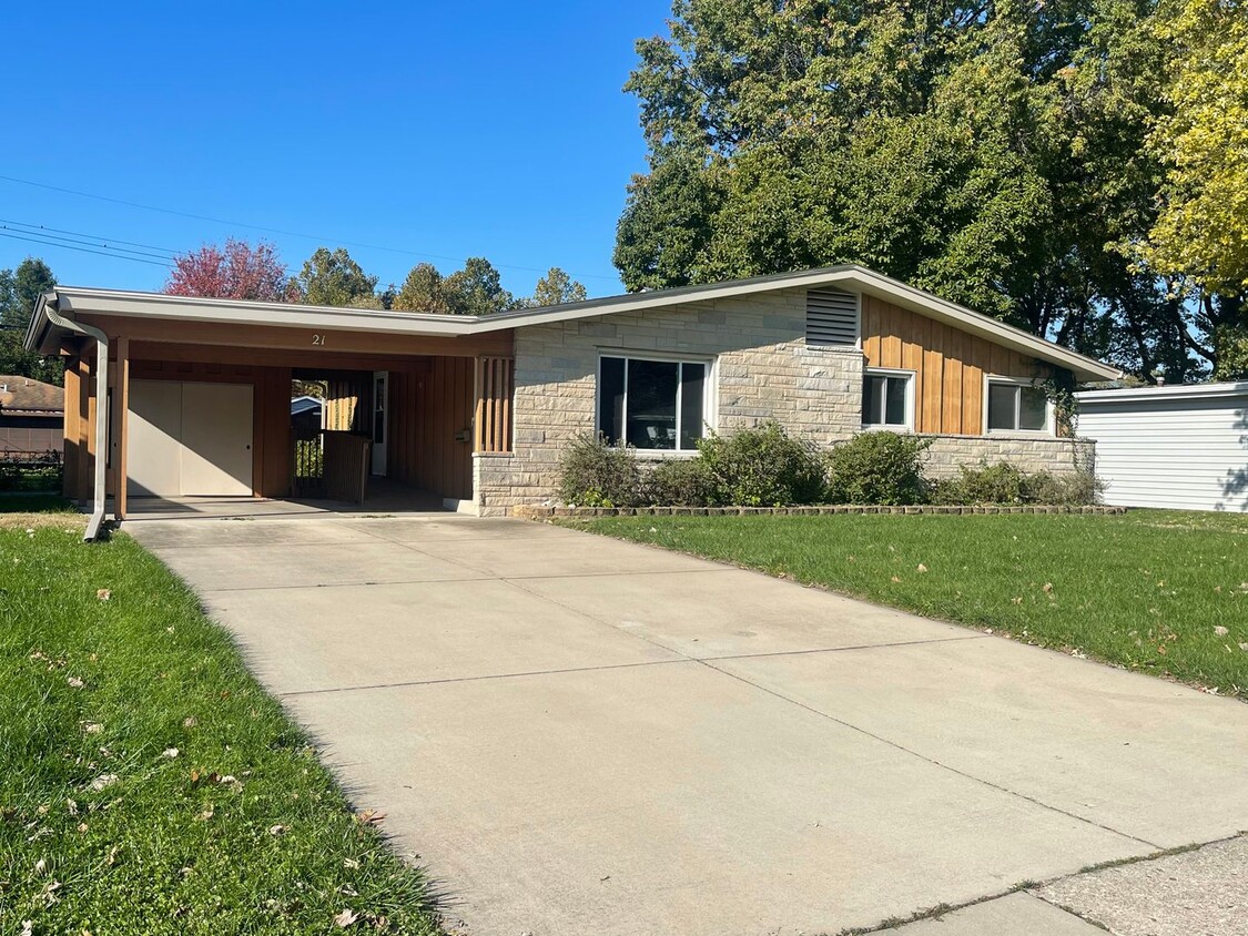 Primary Photo - Charming Mid-Century Modern 3 bedroom on t...