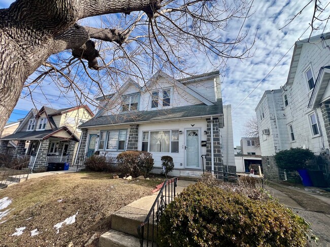 Building Photo - Stunning 4-Bedroom Twin Home in Upper Darb...