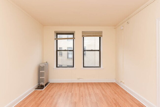 Foto del edificio - 3335 W Diversey Ave