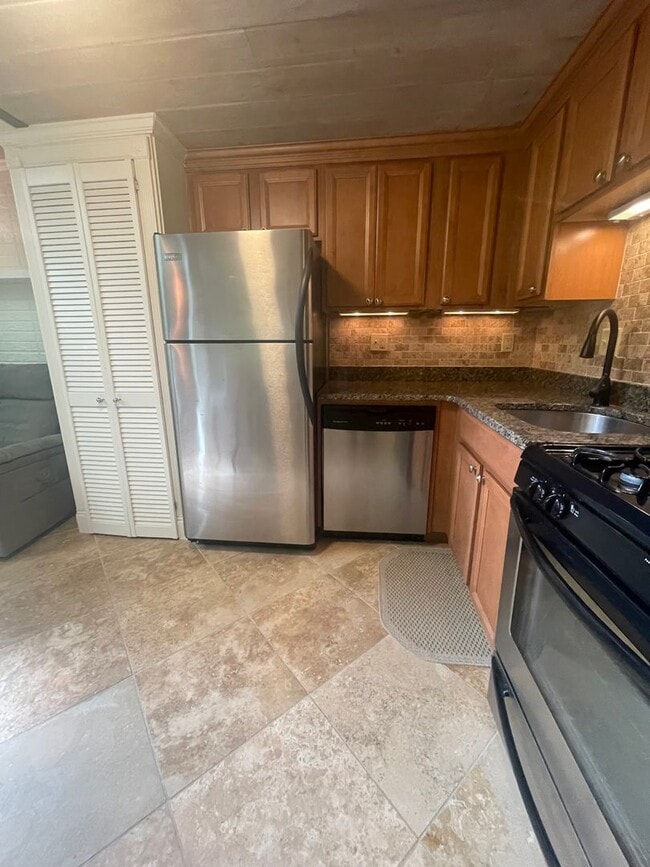 Building Photo - Elegant, Modern 1 Bedroom Condo in Crane P...