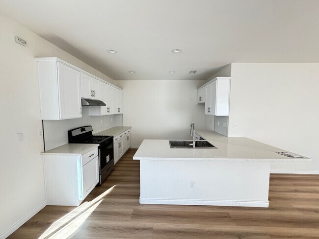 Building Photo - Gorgeous Remodeled 3+2 - $3000