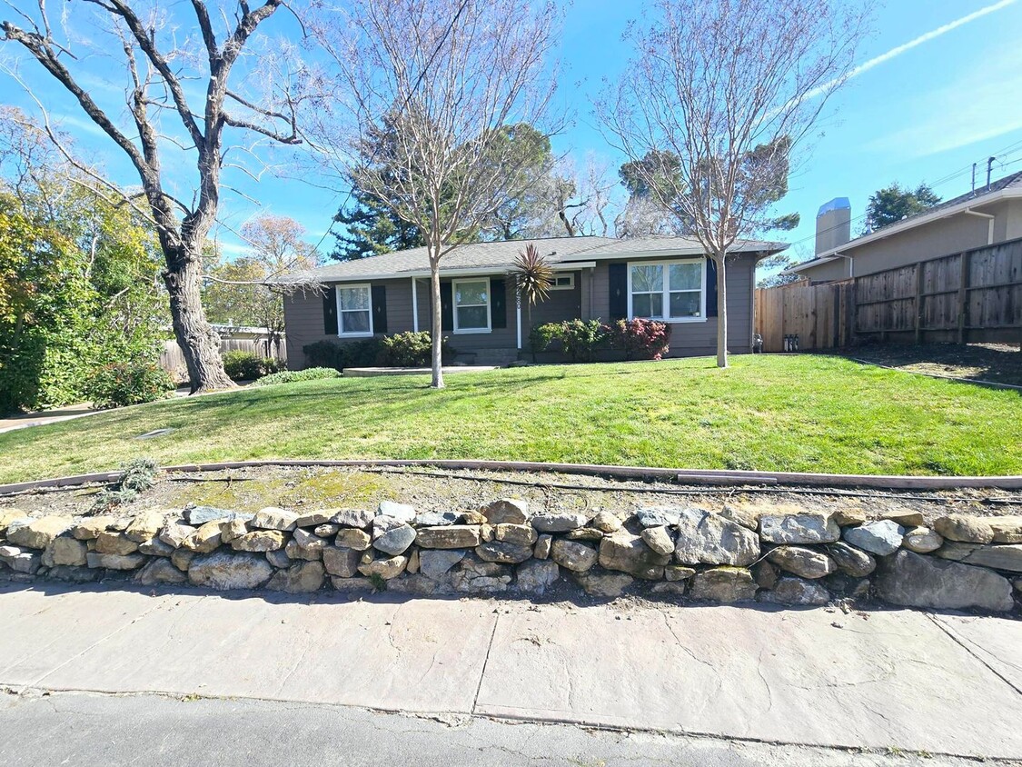 Foto principal - Charming single level home in Walnut Creek...