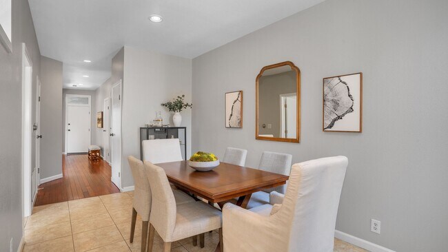 Foto del edificio - Two Bedroom Condo in SOMA with Yard, Parking, and W/D.