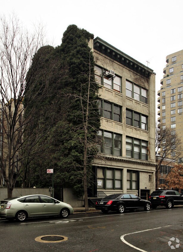 Primary Photo - 695 Washington St