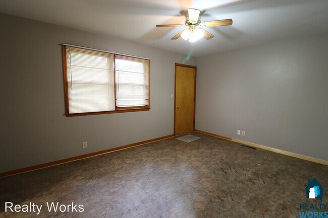 Building Photo - 3 br, 1.5 bath House - 631 Trail Ridge Road
