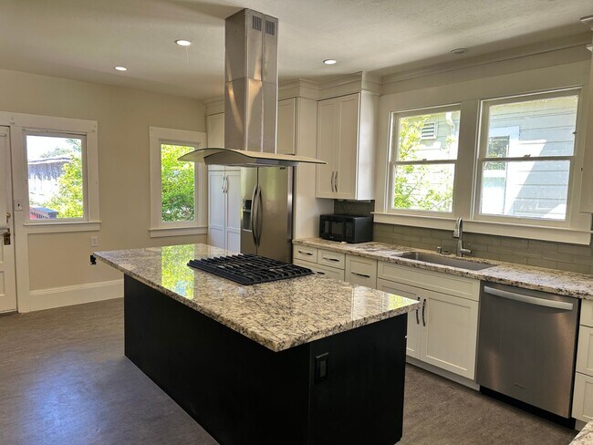 Building Photo - Large house in lower Temescal with large y...