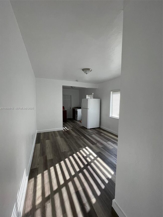 Building Photo - 430 SW 6th Ave