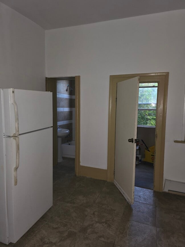 large kitchen - 354 15th Ave
