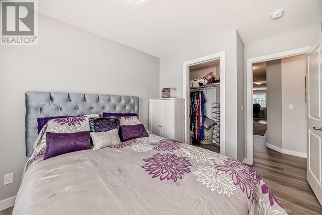 Photo du bâtiment - 204 Crestbrook Common SW